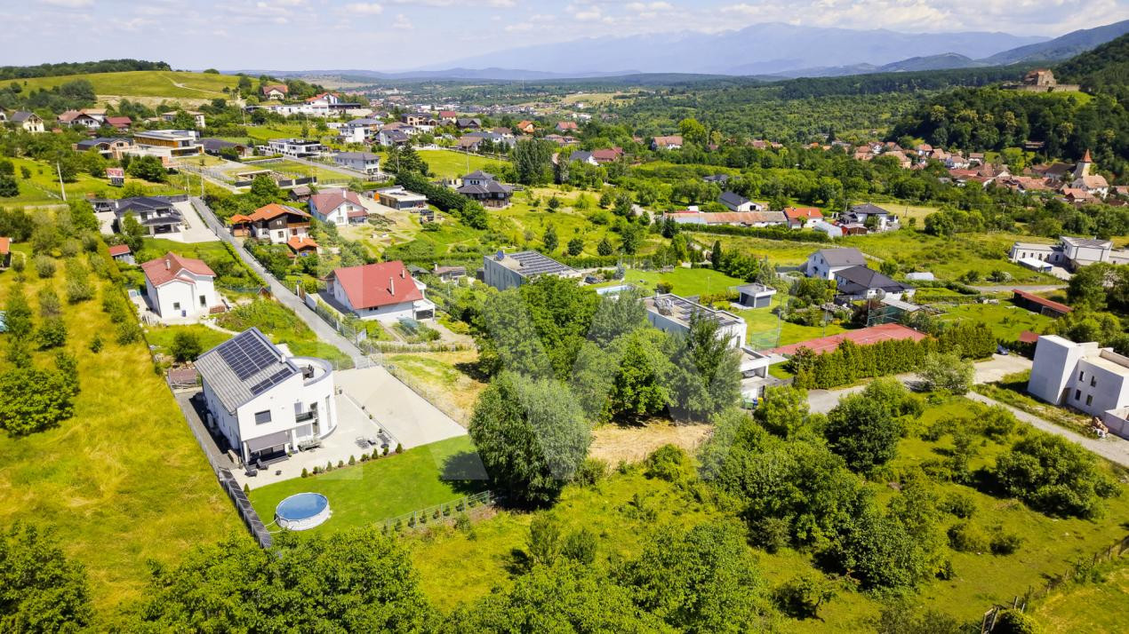 Teren 1340 mp în Cisnădioara – Cu Vedere la Cetatea Medievală și Munții Făgăraș 