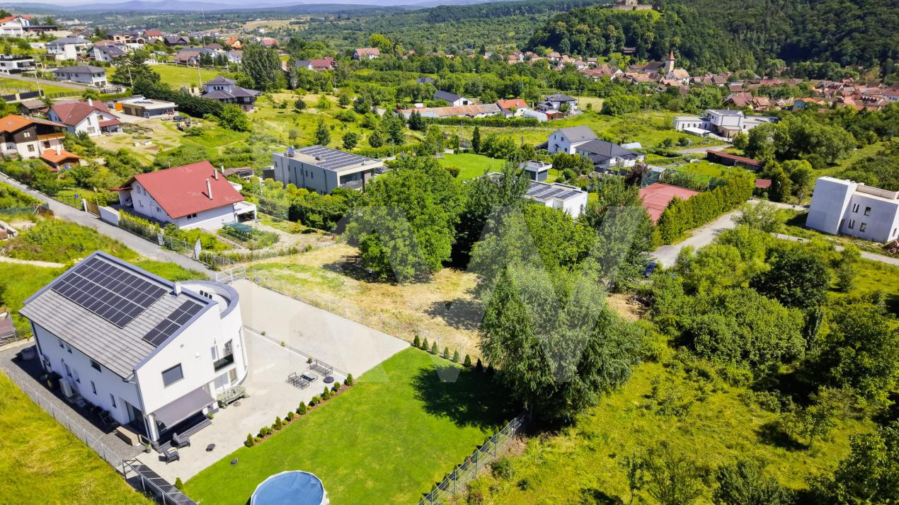 Teren 1340 mp în Cisnădioara – Cu Vedere la Cetatea Medievală și Munții Făgăraș 