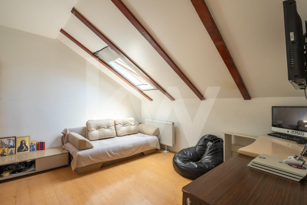 Apartament cu 3 camere, pod amenajat și 2 locuri de parcare