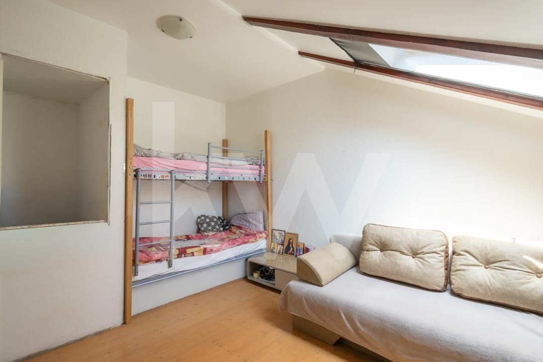 Apartament cu 3 camere, pod amenajat și 2 locuri de parcare