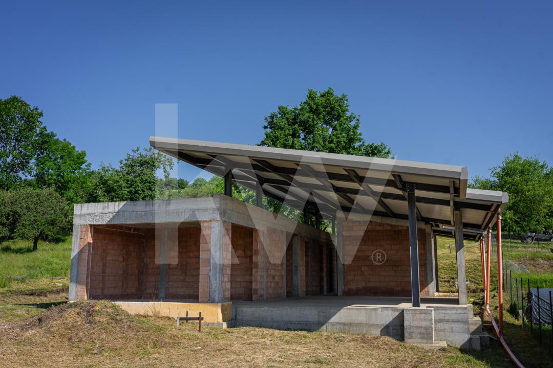  Casă cu arhitectură modernă si teren  in Cisnădioara