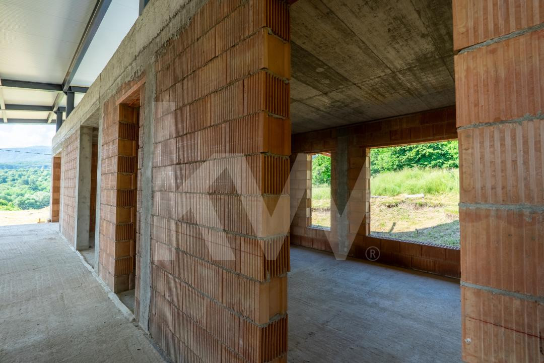  Casă cu arhitectură modernă si teren  in Cisnădioara