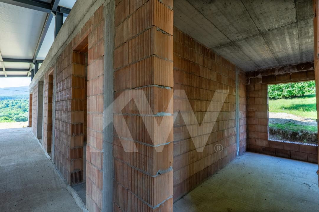  Casă cu arhitectură modernă si teren  in Cisnădioara