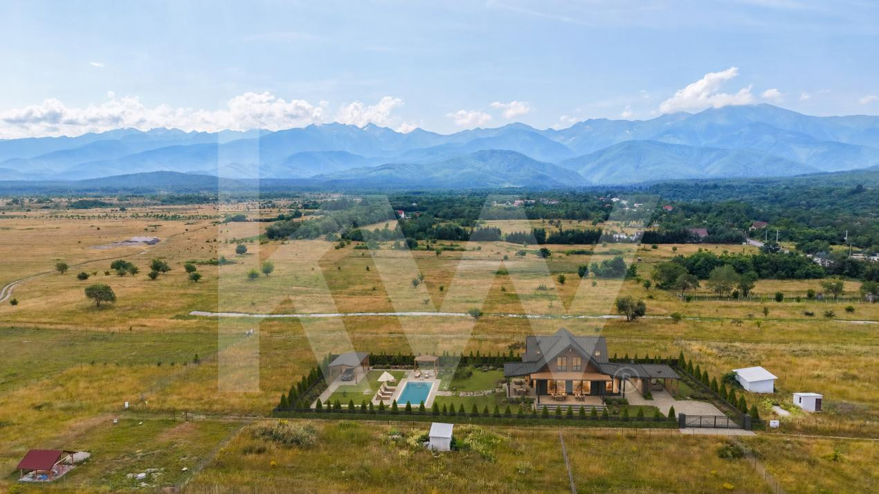 Teren cu priveliște spectaculoasă spre Munții Făgăraș-  Valea Avrigului