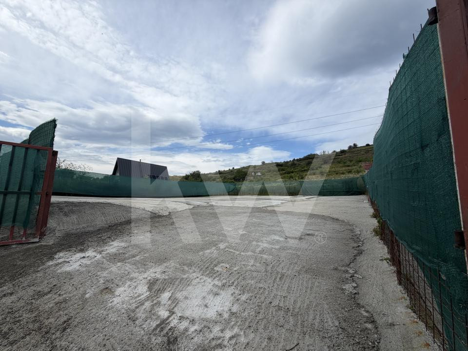 Teren betonat 382 mp cu groapă de vizitare – de închiriat 