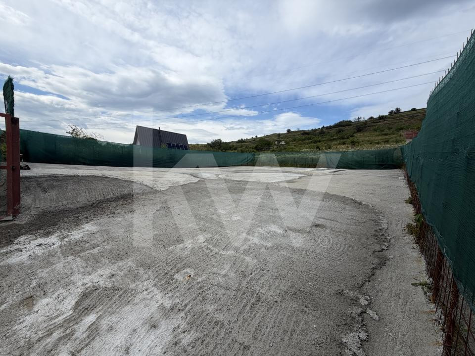 Teren betonat 382 mp cu groapă de vizitare – de închiriat 