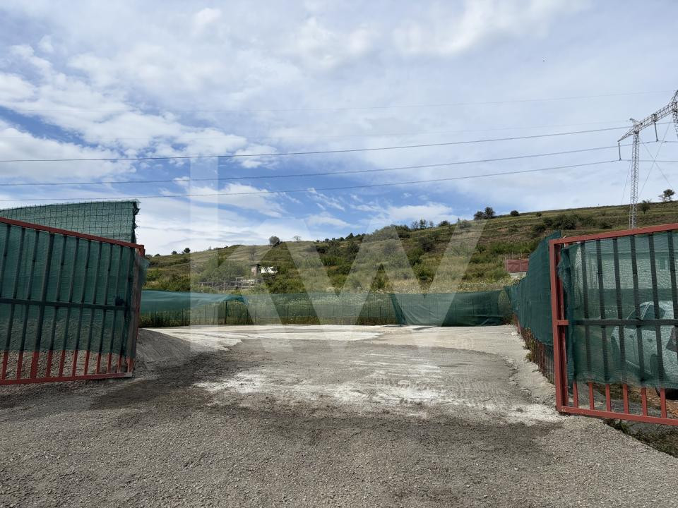Teren betonat 382 mp cu groapă de vizitare – de închiriat 