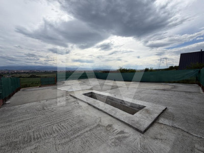 Teren betonat 382 mp cu groapă de vizitare – de închiriat 