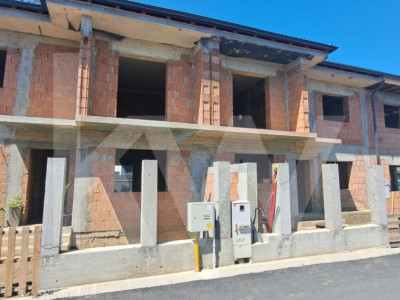 Duplex  de vanzare , curte  ,Selimbar