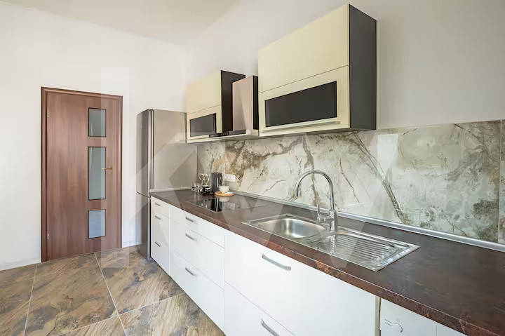 De vanzare în Piața Mică, Sibiu spațiu pentru restaurant și două apartamente