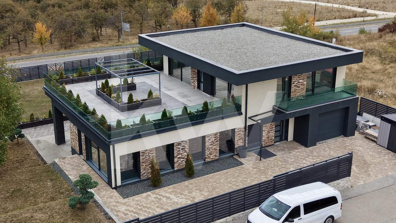 Casa individuala cu piscina interioara