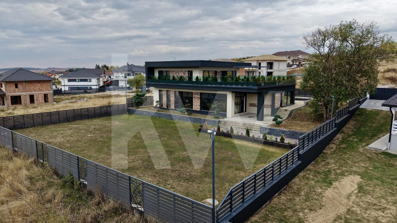 Casa individuala cu piscina interioara