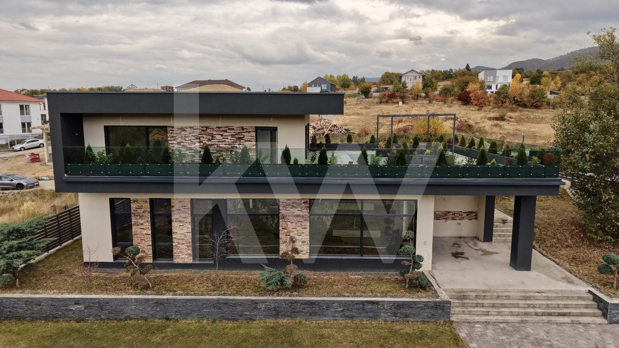 Casa individuala cu piscina interioara