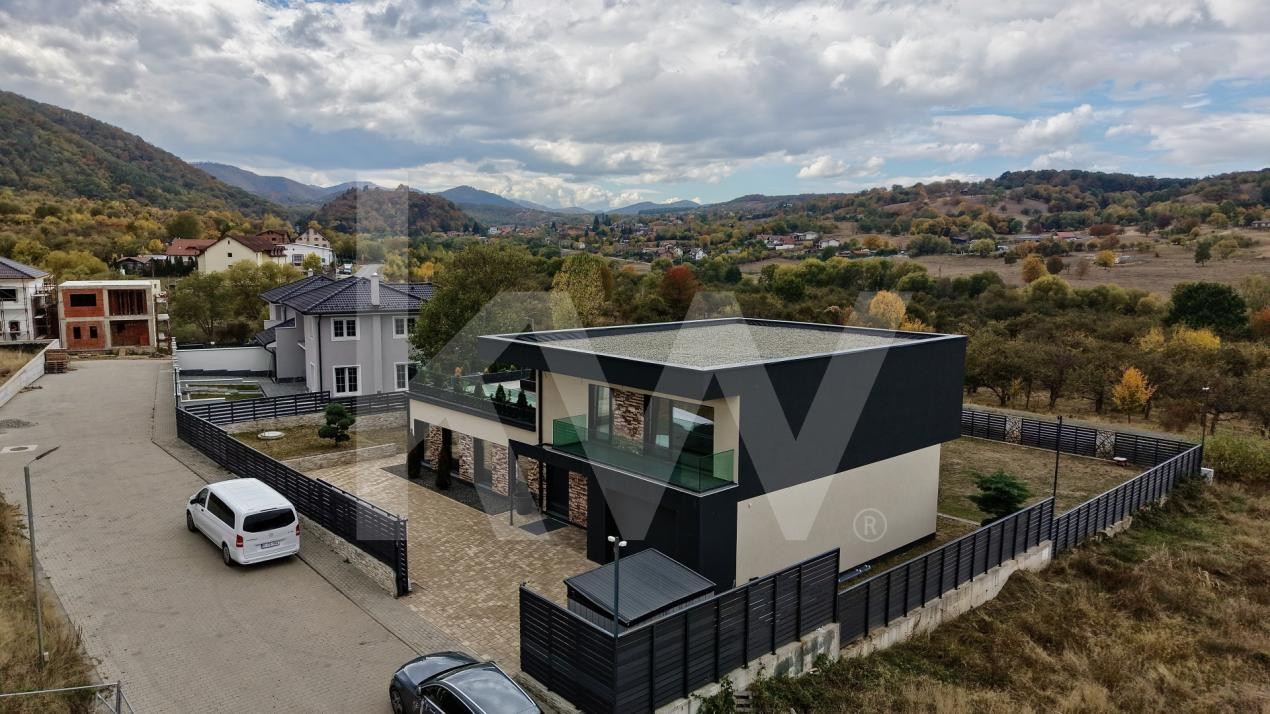 Casa individuala cu piscina interioara