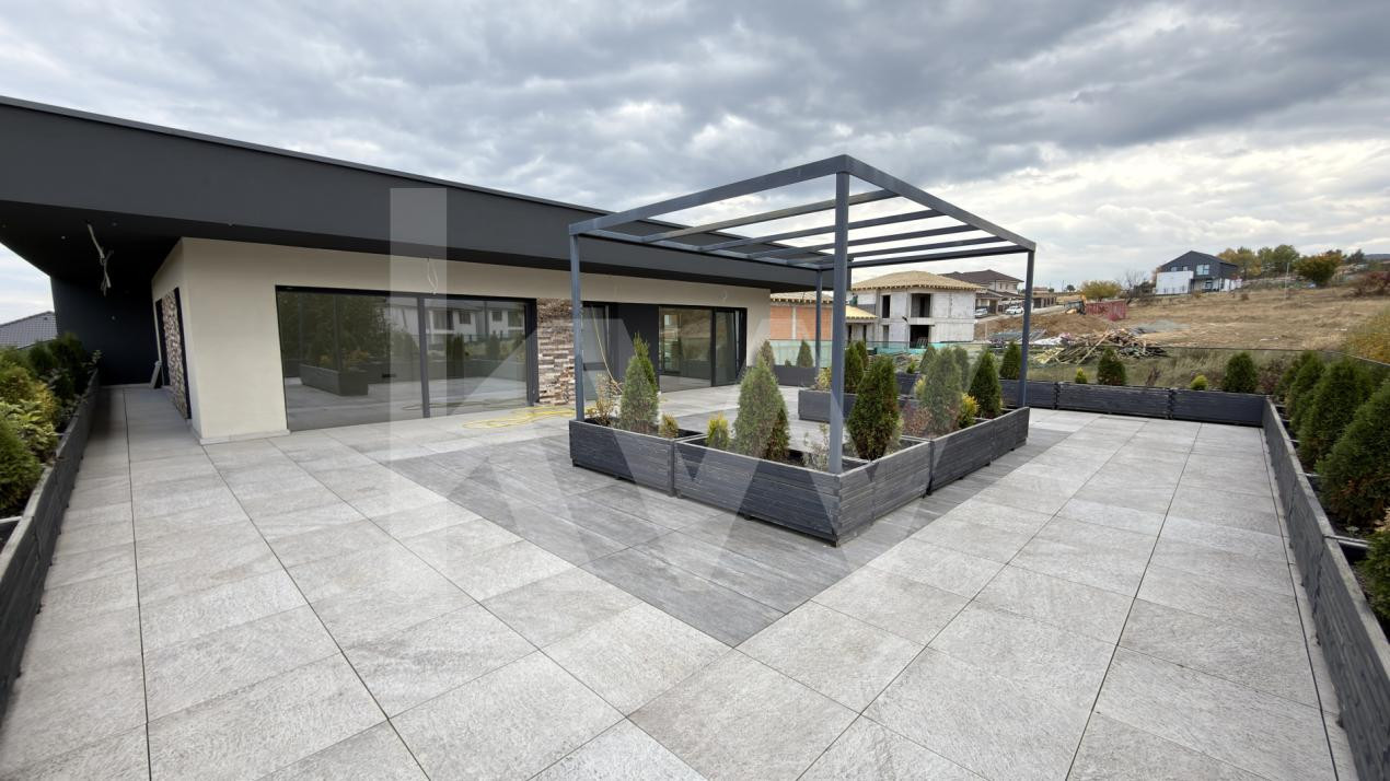 Casa individuala cu piscina interioara