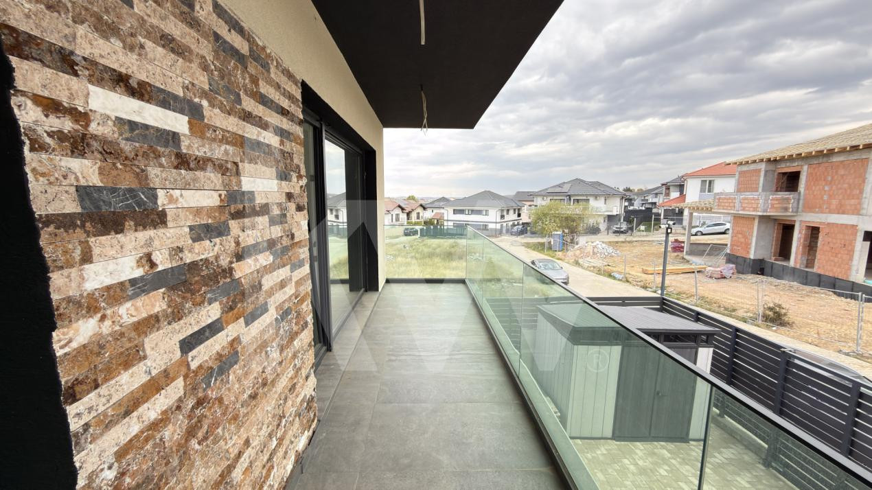 Casa individuala cu piscina interioara