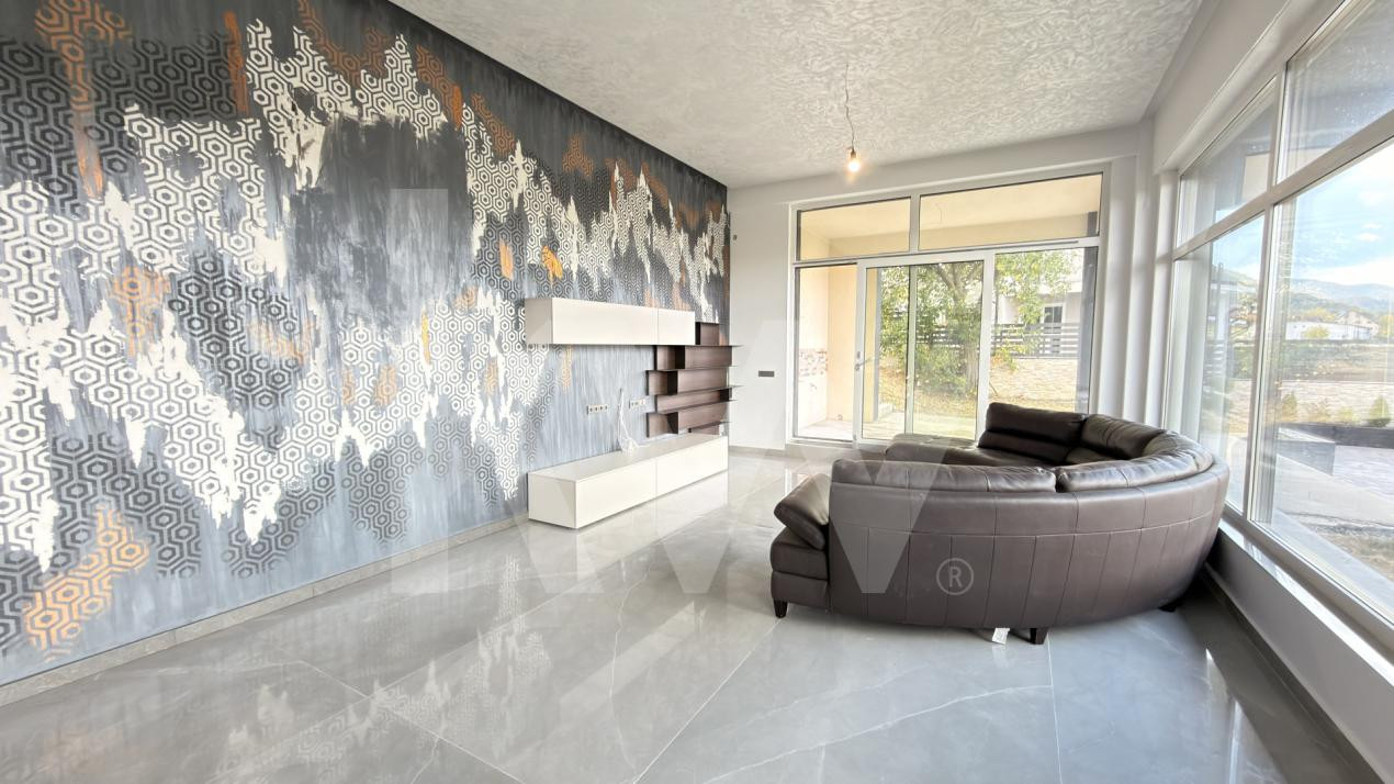 Casa individuala cu piscina interioara