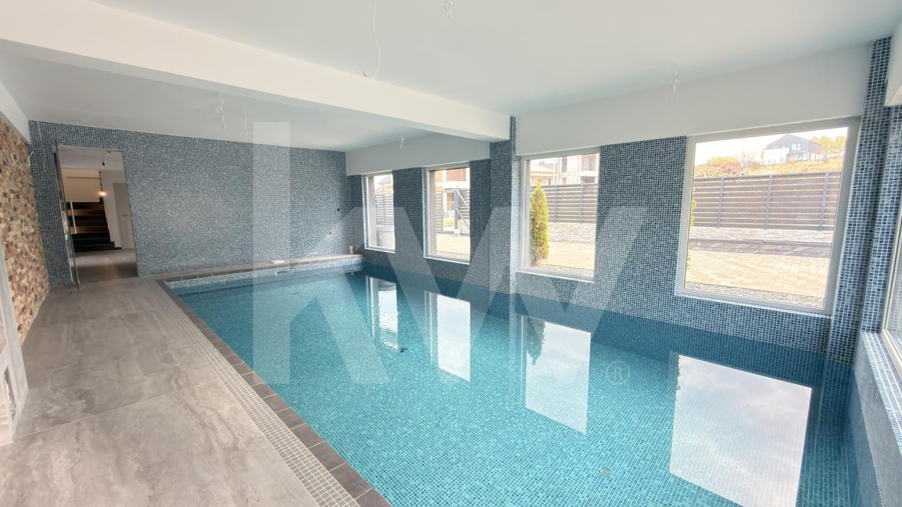 Casa individuala cu piscina interioara