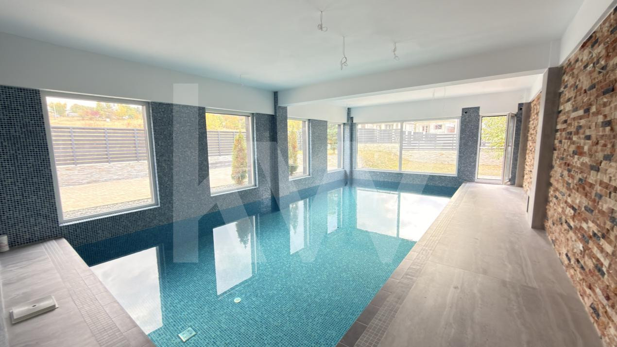 Casa individuala cu piscina interioara