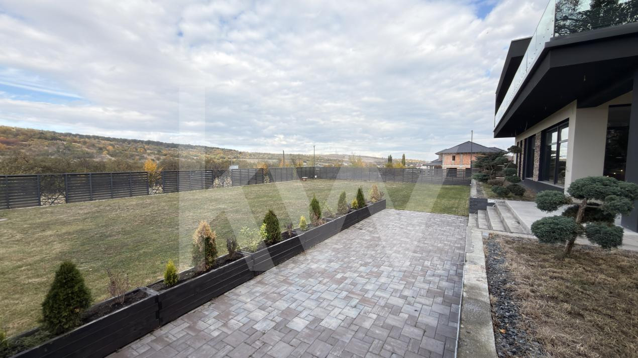 Casa individuala cu piscina interioara