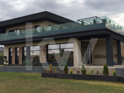 Casă individuală cu piscină interioară