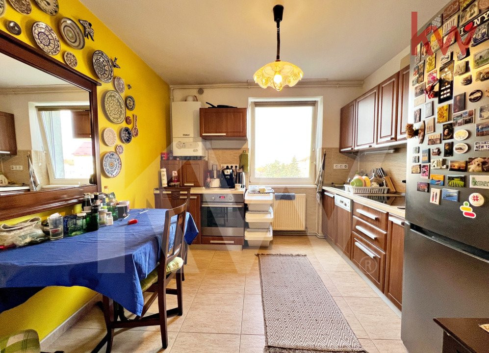Apartament 4 camere-2 bai-balcon închis, bucătărie separată. Str. Rahovei Sibiu