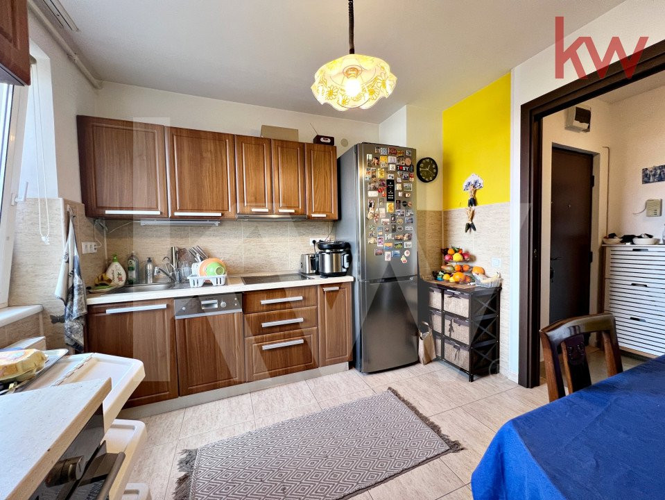 Apartament 4 camere-2 bai-balcon închis, bucătărie separată. Str. Rahovei Sibiu